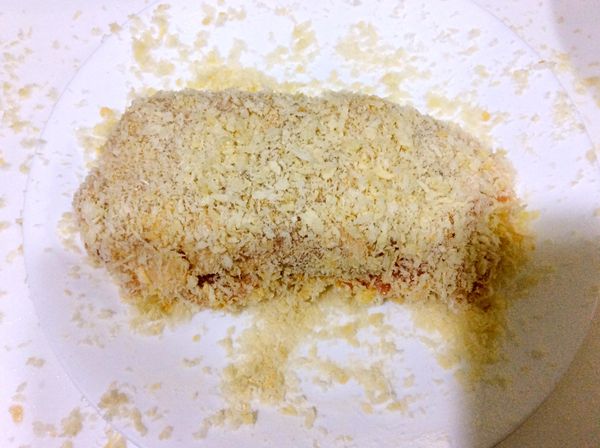 最後均勻沾滿麵包粉壓緊。