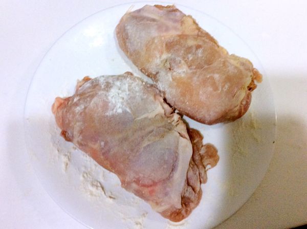 雞肉對摺、表面沾上少許麵粉。