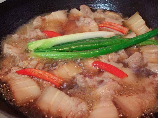 加入醬油、冰糖、米酒、辣椒炒出香味後加水及蔥
水淹過肉，開始中小火悶燒至收汁
過程中可以試味道調整自己喜好
第二次加入醬油會更上色
圖片中是剛加水的樣子