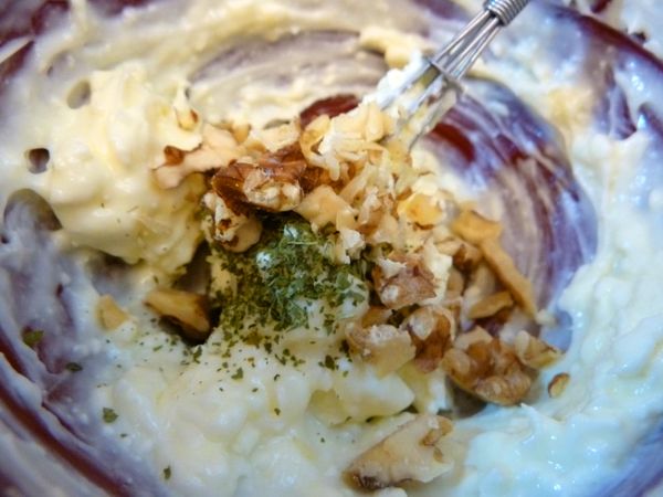 在大碗中依序鮮奶油→乳酪抹醬→美奶滋→核桃→巴西利攪拌均勻(乳酪抹醬較為固態狀，使用叉子攪拌較為均勻)