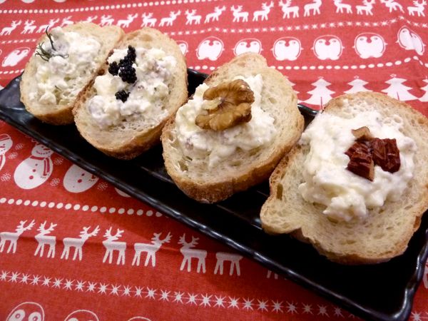 完成後抹上喜歡的麵包(如：貝果、法國麵包)再放上喜歡的果乾、堅果、香草來做以點綴