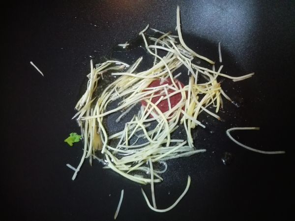 起油鍋炒香薑絲