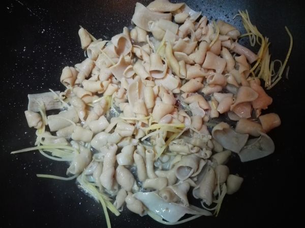 放入鴨腸、米酒拌炒均勻