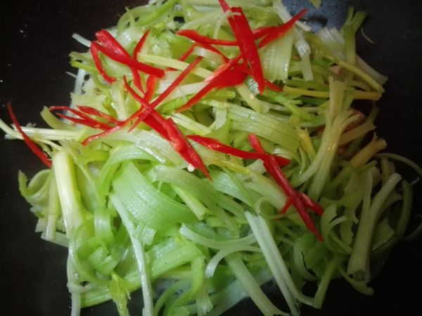 放入芹菜、辣椒絲翻炒均勻