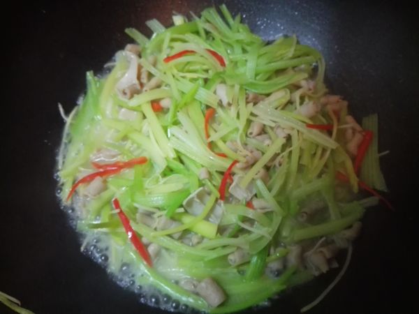 撒上鹽、胡椒粉調味，即可盛盤。