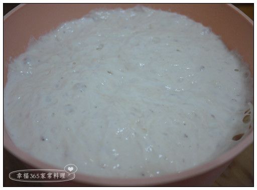 將新鮮酵母用水(量大約淹過酵母即可)調開，然後將所有麵團的材料(除了葡萄乾)放入料理盆，全部攪拌成團，在室溫發酵約1小時後，蓋上蓋子或保鮮膜，放進冰箱冷藏進行低溫發酵，不要超過12小時。製作前取出，稍微退冰一下。