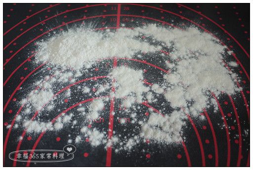 揉麵墊上灑上多一點的高筋麵粉，也預備多一點的手粉(高筋)在旁邊。