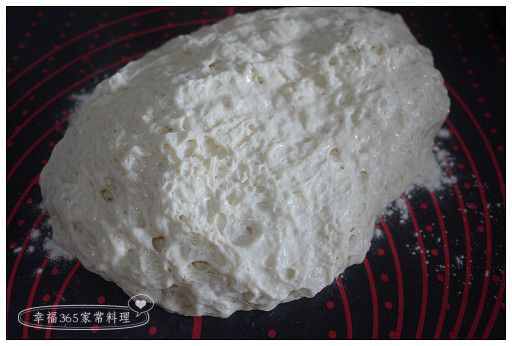 把麵團倒出來，稍微塑成平均厚度。麵團很軟很黏，可以多用一些手粉。