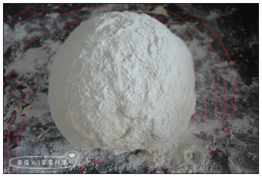 再從長型的中間處對折，塑成一個圓形，收口在下方。鑄鐵鍋先行以200℃預熱，取出時一定要戴隔熱手套，因為鍋子非常燙。