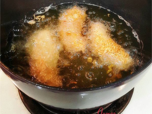 中溫下鍋油炸,下鍋時先不要攪動,泡麵稍微定型後再翻面炸至金黃色