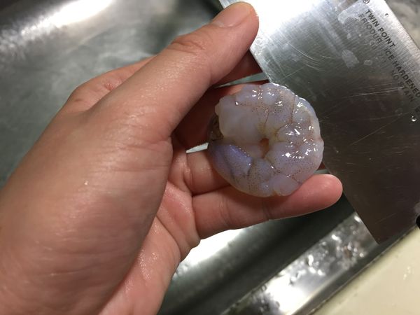 事先將蝦仁背部劃開（燙熟時能呈漂亮圓形），用少許米酒、白胡椒粉、蒜泥醃約半小時使其入味去腥。