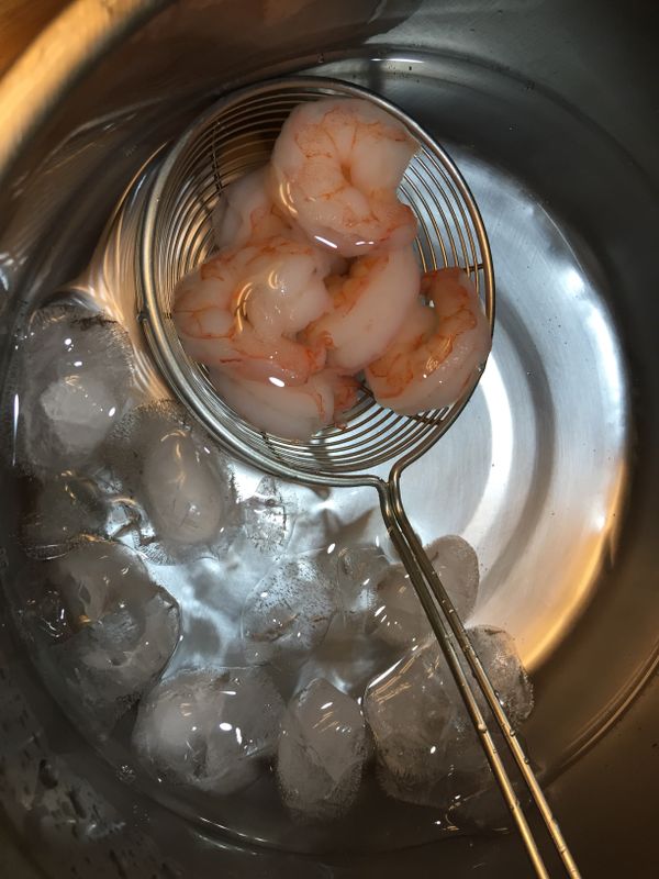 醃好的蝦仁先以滾水燙熟後，放入冰塊水中冰鎮後撈起，置於碗中並加入少許（約半顆）檸檬汁抓勻。