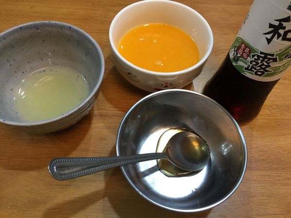 製作橙醬：蜂蜜3小湯匙、日式醬油1小湯匙、橙汁（1顆的量）、檸檬（半顆的量），混合均勻。