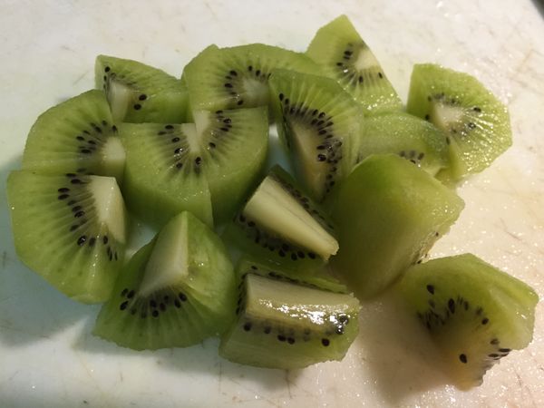 將2顆奇異果削皮切塊，香菜適量切末。