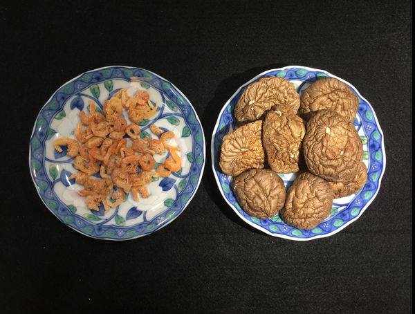 蝦米和香菇用水洗淨再各自用熱水泡軟。