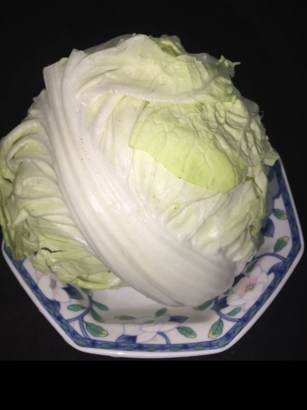 大白菜洗淨，用手撕開，通常我會把葉片和底部的白色葉片分開。