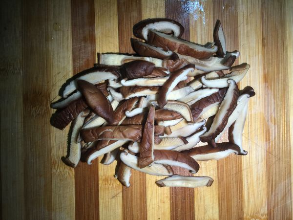 香菇軟後切絲備用，記得喔⋯香菇梗是不可以吃的喔。