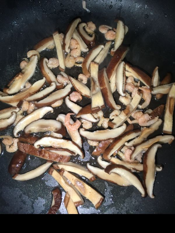 把蝦米和香菇絲放入鍋中爆香。