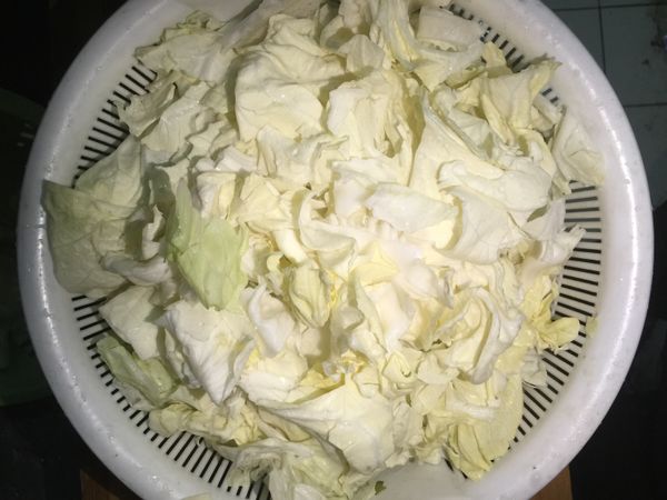 洗淨及分好白菜𦳑。