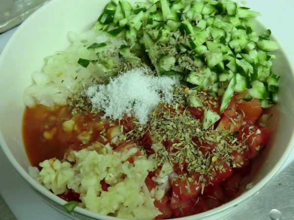 將[料]全部排排站好[調味料]倒一倒、撒一撒，拍張照!!