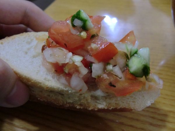 法國麵包切片烤一下，配莎莎醬! 呀咪~