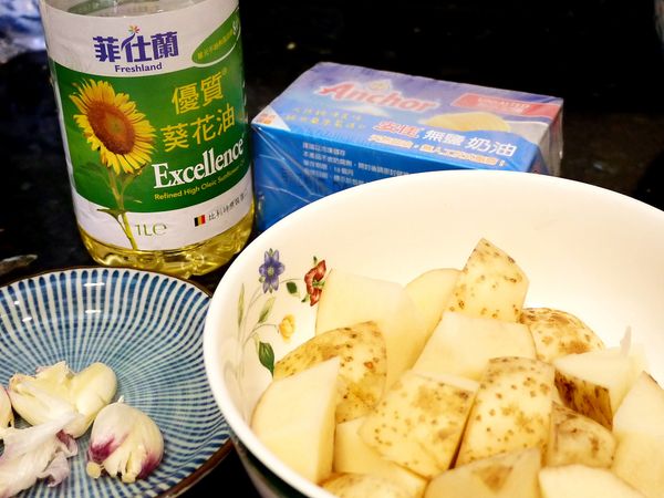 馬鈴薯洗淨後不去皮，直接切塊。

  蒜頭洗淨不去皮，直接壓/拍碎備用。

 (奧利佛使用的是整顆的小馬鈴薯。

  可是台灣不好買到這樣的小馬鈴薯，所以我用台灣最常見到的馬鈴薯再切小塊)