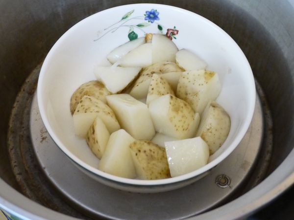 馬鈴薯洗淨後不去皮，直接切塊。

  蒜頭洗淨不去皮，直接壓/拍碎備用。

 (奧利佛使用的是整顆的小馬鈴薯。

  可是台灣不好買到這樣的小馬鈴薯，所以我用台灣最常見到的馬鈴薯再切小塊)