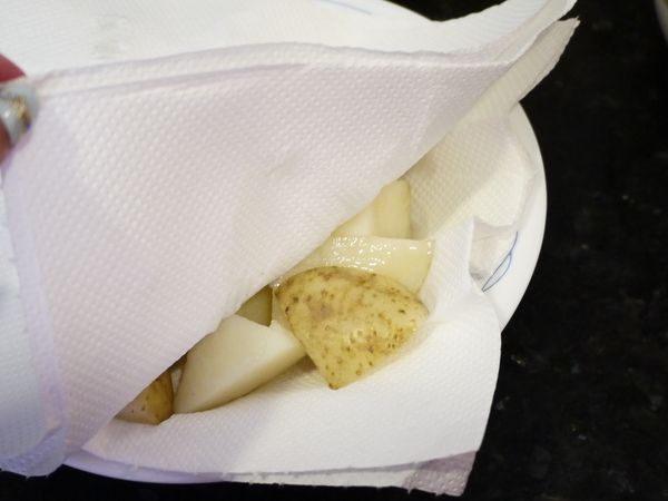 薯塊蒸好後取出，用廚房紙巾將多餘的水分擦乾。

  薯塊要沒有水分才能酥脆。