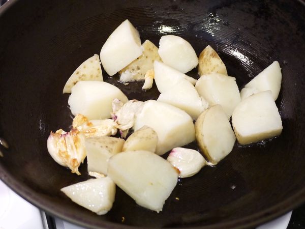 取一鍋，倒入一大匙葵花油再放入拍碎的蒜頭。

  開中小火炒至蒜香味出來後轉小火，放入擦乾的蒸熟薯塊，邊煎邊按壓。

  是的，奧利佛的秘訣就是，邊煎邊按壓，讓邊邊角角的部分有點糊掉，

  這樣邊邊角角糊掉的地方會吃起來更酥脆。