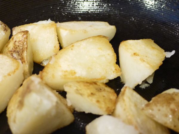 稍為按一下薯塊讓邊角糊化後，就可以放著去做其他的事情。

  幾分鐘之後再回來翻面繼續煎，煎到表面都酥脆為止。