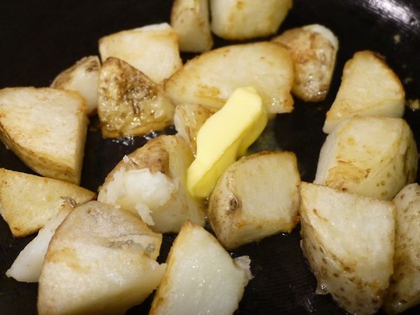 表面都酥脆後，加入一小塊奶油增加香味，拌炒均勻後，

  再灑上鹽與黑胡椒調味，即可成盤上桌~

 (不全不用奶油除了因為奶油容易焦，太多奶油也會很膩)