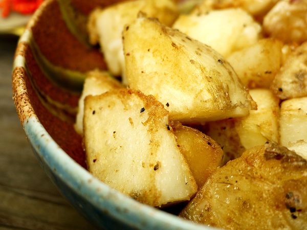 雖然薯塊可以用烤箱來烤，但畢竟不是每個家庭都有烤箱。

像因為我家太小沒地方放烤箱，所以就沒有烤箱可以使用。

使用平底鍋與少少的油，也可以做出外酥內鬆軟，

媲美炸過或是烤箱烤出來的薯塊喔~