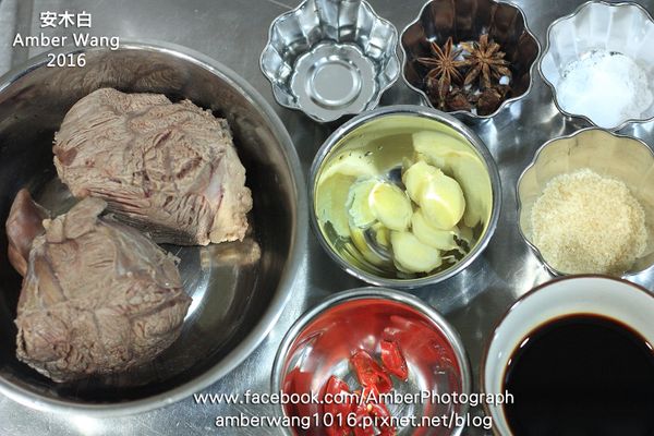 準備滷牛肉食材。牛腱，在沸水中汆燙後撈出，沖淨血水和雜質備用。紅蘿蔔，洗淨去皮切大塊。蛋，廚房紙巾一張打濕，放在電鍋底，上面放上蛋，按下開關，電鍋開關跳起後悶8分鐘，白煮蛋輕鬆完成，剝殼後備用。