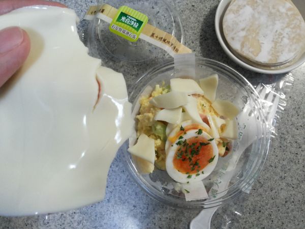 起司片撕成小碎片放入塘心蛋洋芋沙拉