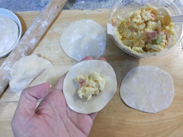 取張水餃皮包入適量的起司馬鈴薯泥…對摺成餃子狀…封口要壓緊