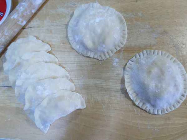 亦可用二張水餃皮做成圓餅狀,此包法餡料要包多些哦！