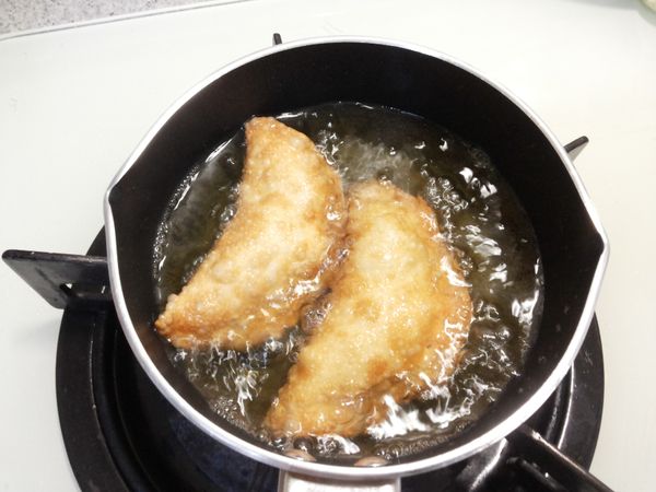 起油鍋將包好的起司馬鈴薯餃子…下鍋炸成金黃色即可