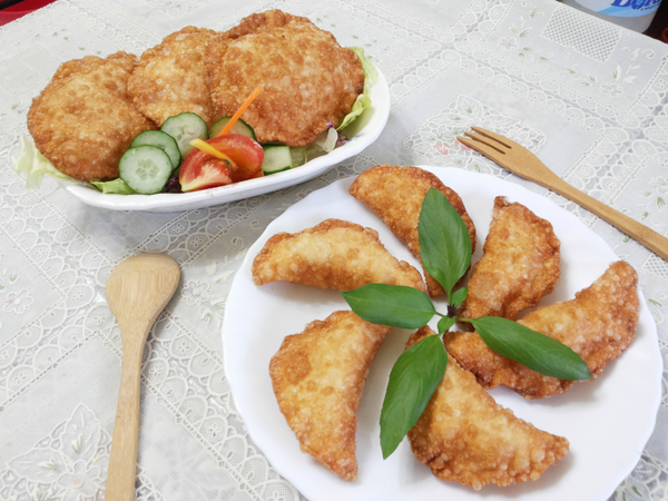 剛起鍋香酥脆…涼了帶點嚼勁的餅皮…很有口感哦！
酥炸馬鈴薯起司餅完成~