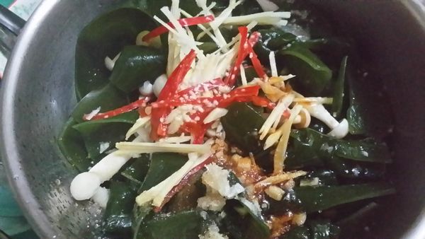 加入薑絲、蒜片、辣椒和所有調味料拌勻