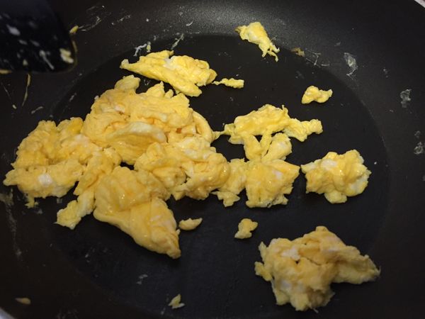 熱油鍋，將蛋液倒入、翻炒至凝固後撈起。