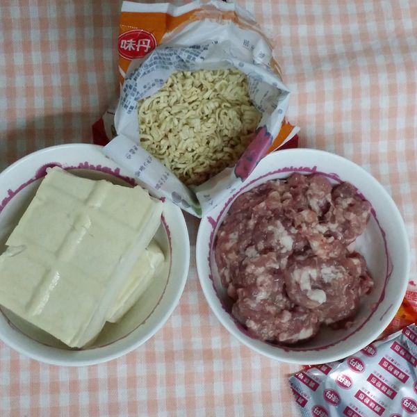 準備好食材們。把【味味麵紅燒牛肉湯麵】麵體捏碎。豆腐選用水份較少的板豆腐。絞肉可選擇任何一種你愛吃的肉種，豬肉請加入少量米酒去腥。