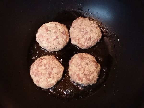 鍋中放入2匙左右的油加熱後，將火候轉為小火，把整理好的肉餅一個個放進去煎，每面大約煎3分鐘，煎的過程中不要一直翻，煎好一面再翻另一面煎，兩面煎好就可以吃了。