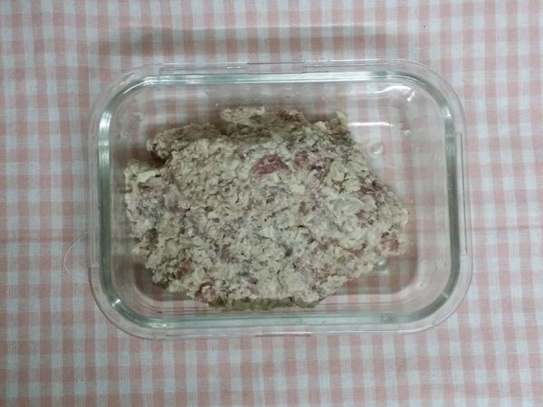 先將【味味麵紅燒牛肉湯麵】的調理包們加入絞肉，攪拌至肉有黏性後，再加入雞蛋、豆腐、捏碎的麵，充份攪拌。