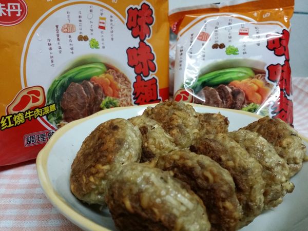 【味味麵紅燒牛肉湯麵】讓肉餅吃起來外面酥酥脆脆的，一口咬下也有著紅燒牛肉湯麵的香氣，很好吃喔！