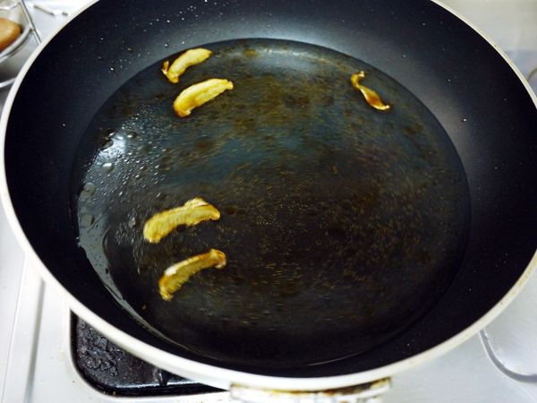 同鍋將薑片爆香後，倒入適當的水