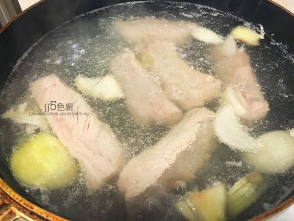 鍋子加入豬肋排，洋蔥，及可蓋住豬肋排的水，燒滾，轉中小火煮15分鐘。豬肋排取出沖冷水，瀝乾。