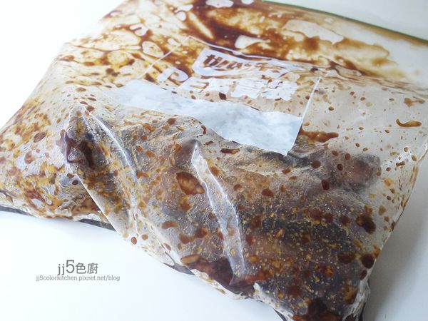 將豬肋排放密封袋，倒進紅葡萄醋烤肉醬，擠出空氣封袋後，隔著袋子按摩豬肋排，將烤肉醬塗滿肋排上，放冰箱冷藏醃漬至少3小時，最好能醃一天，進行熟成。