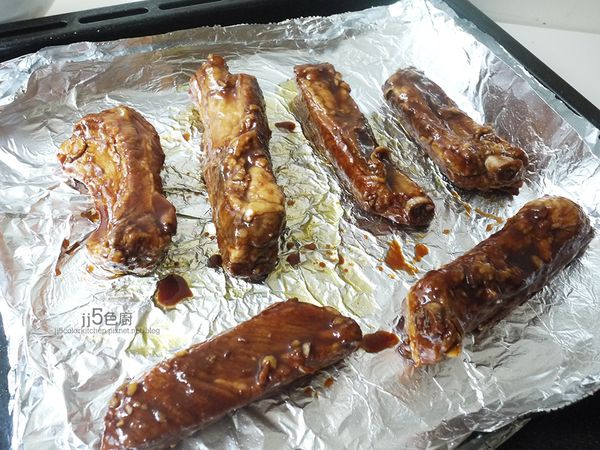 烤箱預熱180度。豬肋排放鋁鎳紙上，進烤箱烤25分鐘。（每台烤箱火力不同，要隨時看火。）醃漬的烤肉醬留下來備用。