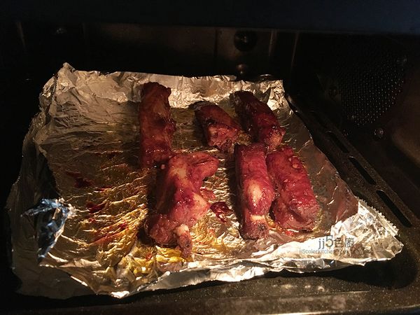 中途打開烤箱將豬肋排翻面，如快焦黑，可蓋上一張鋁鎳紙。