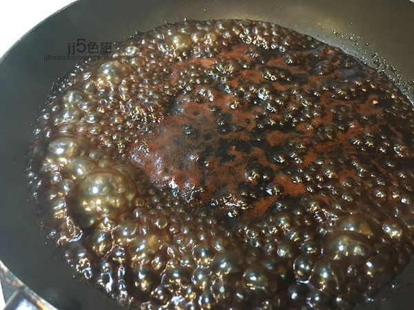 烤肉醬小火加熱至濃郁。